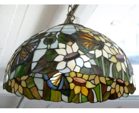 Tiffany-style glass lamp shade with butterfly decoration, 43cm diameter&nbsp;