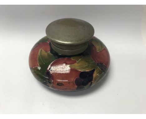 A Moorcroft inkwell with pewter lid decorated in the pomegranate pattern 7 cm .