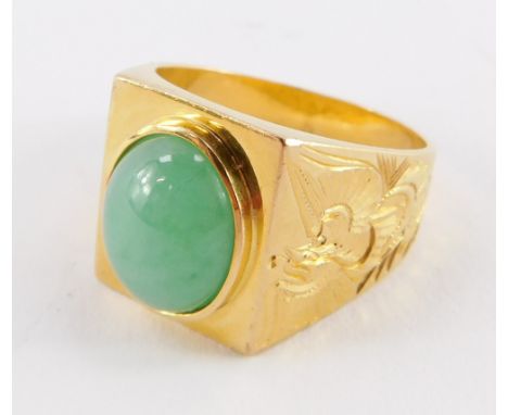 A Chinese gold and cabochon jade set gentlemen's signet ring, the shoulders engraved with a phoenix and dragon, size W, 13.2g