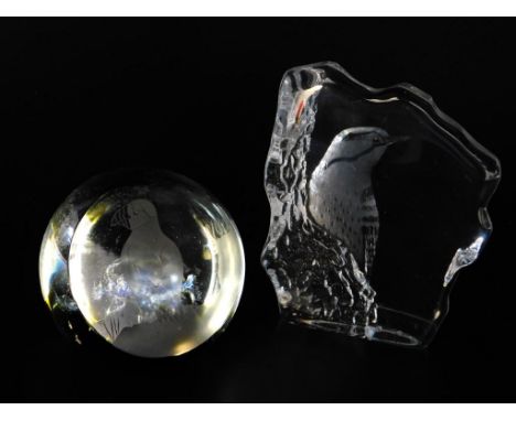 A Mats Jonasson glass paperweight, intaglio decorated with a woodpecker, etched mark, 13cm high, together with a Caithness gl