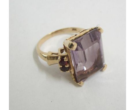 14ct Rose Gold Ladies Ring set large emerald cut amethyst with 2 pairs facet cut garnets, size K 