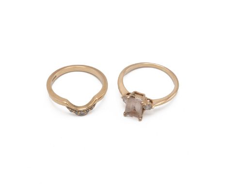 An 18ct gold and morganite set ring, set with two brilliant cut diamonds to the shoulders, finger size J, along with gold wis