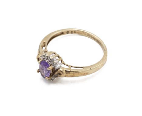 9ct gold ring, set with central amethyst, surrounded by 10 moissanite set stones. Size N1/2.