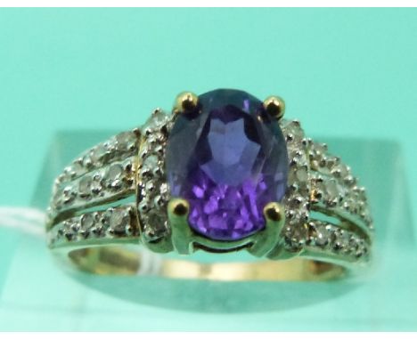 A 9ct gold ring set with an amethyst and diamonds (Size K)