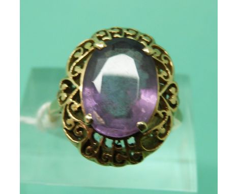 A 14ct gold ring set with an amethyst (size L)