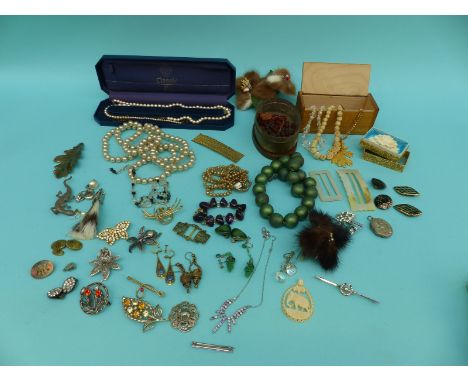 A collection of costume jewellery to include mother of pearl buckles, brooches, beaded necklaces etc 