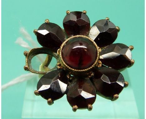 An 14ct gold ring set with garnets in a cluster (Size K)