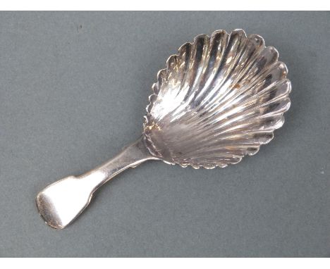A Georgian Scottish fiddle pattern hallmarked silver caddy spoon with shell bowl, Edinburgh 1820, length 9.5cm, weight 12g 