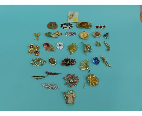 A collection of largely floral and foliate brooches to include enamel, exquisite, aconda, trifari 