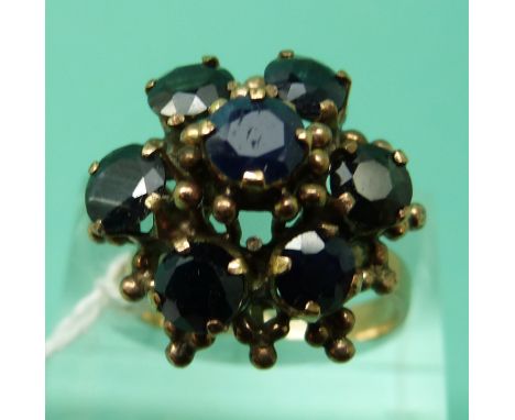 A 9ct gold ring set with sapphires in a cluster (size M)