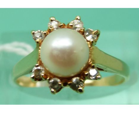 An 18ct gold ring set with a pearl surrounded by diamonds (size M)