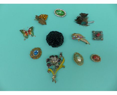 A collection of brooches to include Mizpah, enamel, paste etc