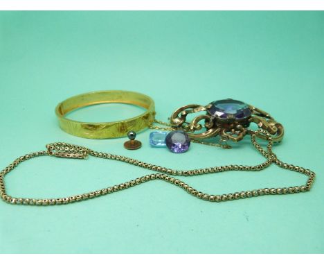 A 19thC silver gilt aesthetic style bangle, a Victorian brooch set with an amethyst, a yellow metal necklace, loose sapphire 