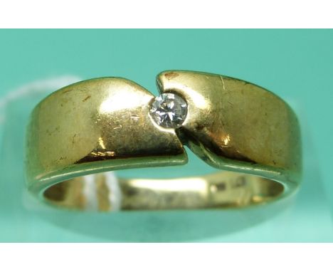 A 9ct gold ring set with a diamond (size M), weight 2.75g