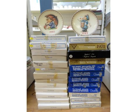 A consecutive run of 25 boxed Goebel Hummel annual plates, 1971 to 1995 inclusive 