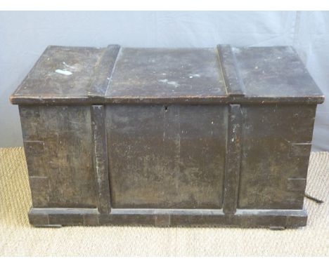 A 19thC elm travelling trunk (W112 x D59 x H60cm)