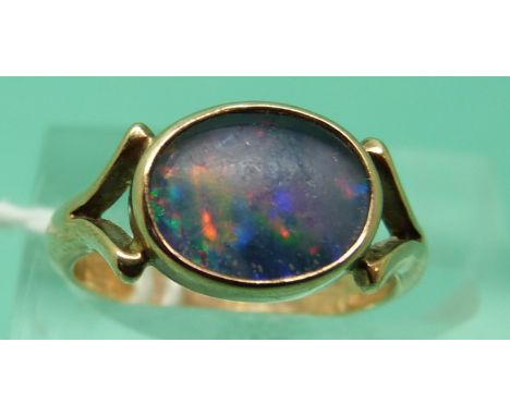 A 9ct gold ring set with an opal (size I)