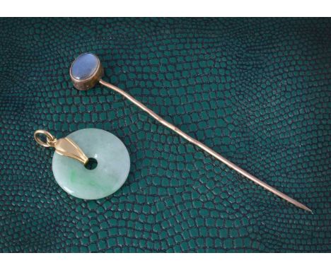 An Edwardian moonstone stick pin, 7.5cm, 1.7g together with a jadeite jade disc with gold mount, 2.6cm, 3.3g