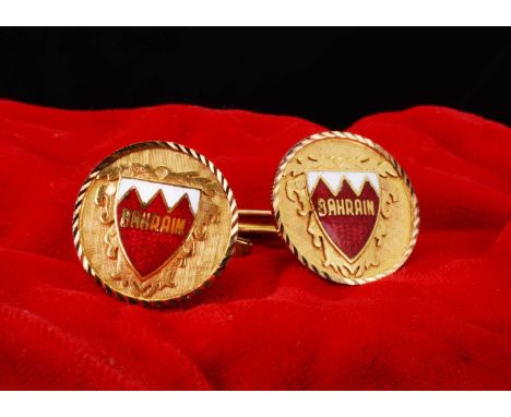 A pair of Bahrain yellow metal and enamel snap cufflinks, the circular fronts 2 cm in diameter, 10g