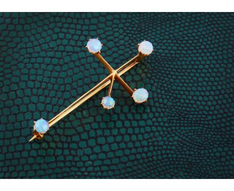 A 15ct gold and opal Southern Star brooch, 4.6cm x 2.3cm, 2.5g