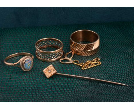 A small collection of 9ct gold, including a herringbone engraved wedding band, ring size O, 9mm wide, a small dress ring with