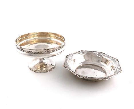 An Edwardian silver tazza, by E S Barnsley &amp; Co., Birmingham 1907, circular form, husk border, on a raised circular foot,