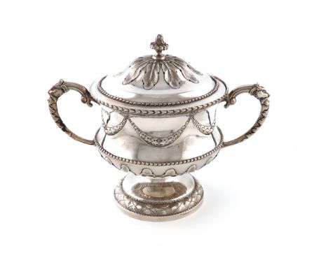 An Edwardian silver two-handled cup and cover, by Nathan and Hayes, Chester 1907, circular form, leaf and mask capped scroll 