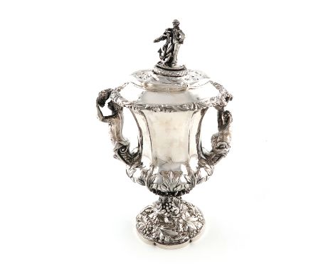 A Victorian silver trophy cup and cover, by Richard William Atkins &amp; William Nathaniel Somersall, London 1837, campana fo