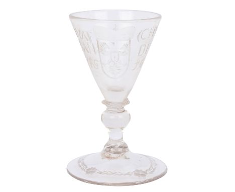 POKALGLAS BRANDENBURGS, Dat. 1693, mit blattranken gravierter Scheibenfuß unter einem massiven Balusterschaft mit Ringscheibe