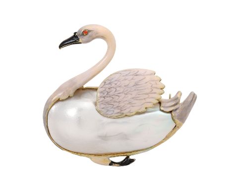 Brosche "Schwan" mit Zuchtschalenperle, GG 18K emailliert u. rückseitig fein graviert, 29,5 gr, ca. 5x5,5 cm, 2. H. 20. Jh., 