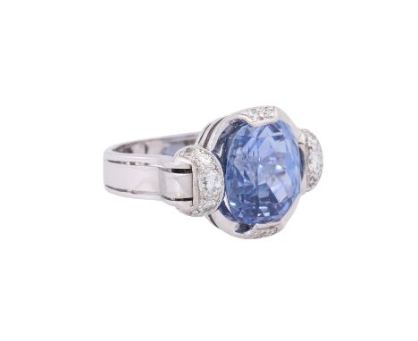 Ring mit feinem Saphir von ca. 12 ct und Altschiffdiamanten von zus. ca. 0,4 ct, mittlere bis gute Farbe und Reinheit, Saphir