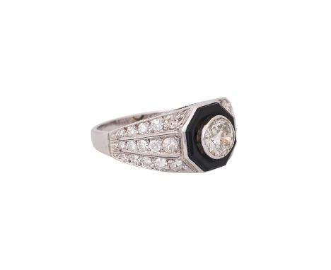 Ring mit Altschliffdiamant ca. 0,65 ct, ca. GET (M-N)/P1, auf Onyx montiert, weitere Achtkantdiamanten zus. ca. 0,55 ct, Plat