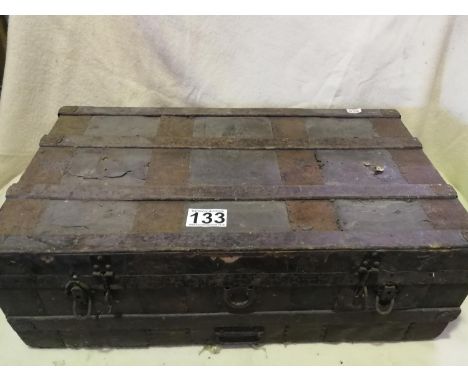 Vintage steamer trunk. Metal/wood strapping.Ideal treasure or tool chest. 92cm x 54cm x 33cm (H) 
