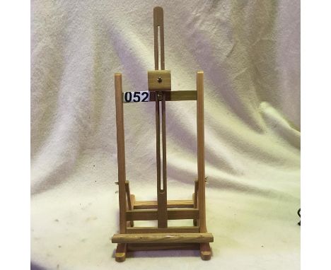 Artist's table-top easel in excellent condition 