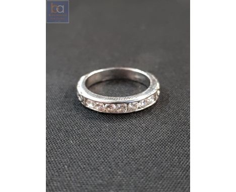 14 CARAT GOLD AND DIAMOND RING WITH 0.25 CARAT OF DIAMONDS 