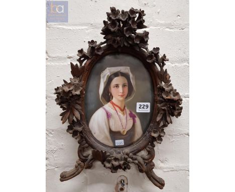 SUPERB PAINTED PORTRAIT PLAQUE IN CARVED FRAME 