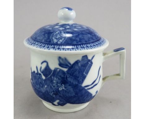 An early nineteenth century blue and white transfer-printed Spode Trophies Nankin custard cup and cover, c. 1810. It is unmar