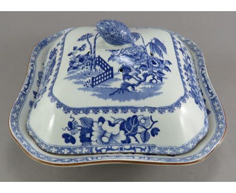 An early nineteenth century blue and white transfer-printed Spode Fence Variation pattern vegetable tureen and cover, c. 1820