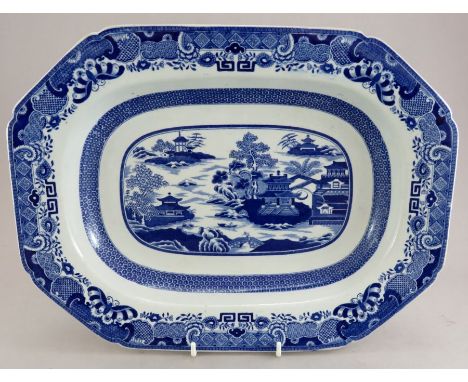 An early nineteenth century blue and white transfer-printed Spode Temple Landscape pattern large dish, c. 1815. It is marked 