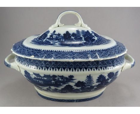 A late eighteenth century blue and white transfer-printed Sucatorio pattern soup tureen and cover, c. 1790. Marked to the und