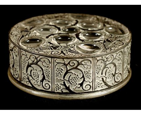 A 1920'S RENE LALIQUE OPALESCENT AND BLACK ENAMEL EDGED GLASS ‘ROGER’ POWDER BOX AND COVER with magnified clear discs to the 