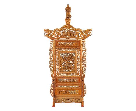 AN EARLY 20TH CENTURY CHINESE LACQUER AND GILT CARVED FIRE SCREEN with an intricately carved centre panel depicting warriors 
