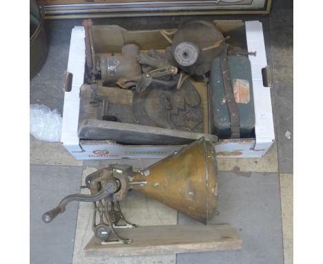 A box of assorted vintage kitchenalia 