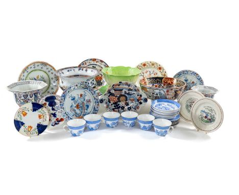 ASSORTED CERAMICS, including set of six Royal Worcester b750 Willow pattern teacup and saucers, pair Staffordshire pottery nu