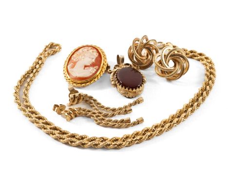 ASSORTED GOLD JEWELLERY comprising 9ct gold cameo pendant brooch, 9kt gold spiral chain, 9ct gold carnelian and onyx revolvin