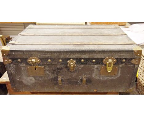 Early 20th century large wooden leather and brass-mounted travelling trunk, bound in wood and studded with brass brackets and