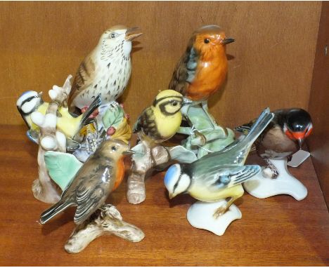 A Royal Worcester model of a thrush 3234, 11.5cm high, a Goebel robin and five other Goebel bird models, (7).