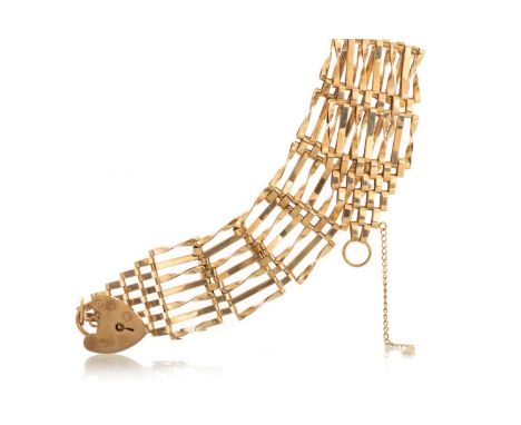 GATE BRACELET, IN NINE CARAT GOLD  formed with seven bar gates and with a padlock claspQty: 14.1g