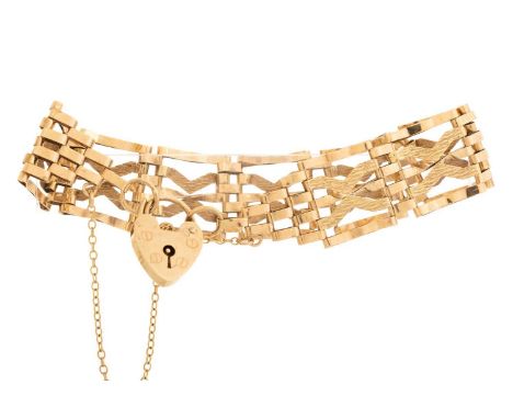 GATE BRACELET, IN NINE CARAT GOLD  with a padlock claspQty: 10.9g