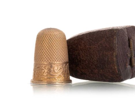 VICTORIAN GOLD THIMBLE, with engraved floral band, marked 10ct, in original caseQty: 4 .4g